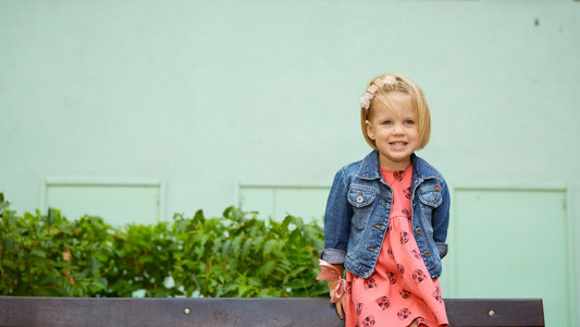 有趣的小女孩，可爱的金发蹒跚学步的女孩的肖像