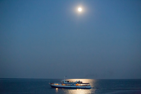 船舶在黑海在月明之夜