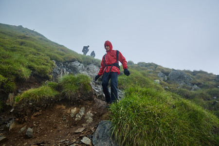 徒步旅行者在一座山上降序