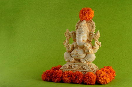 印度教的神甘尼萨。甘尼萨偶像上绿色背景与花