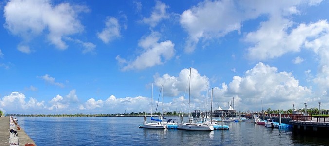 在一个夏日的游艇海洋全景