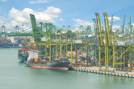 工业集装箱货运货运船与工作起重机桥开工