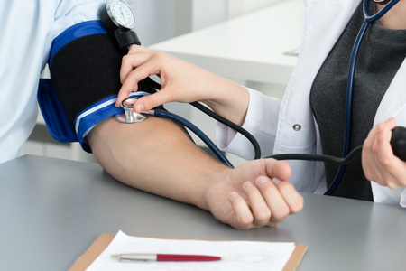 女性医学医生对她的病人血压测量