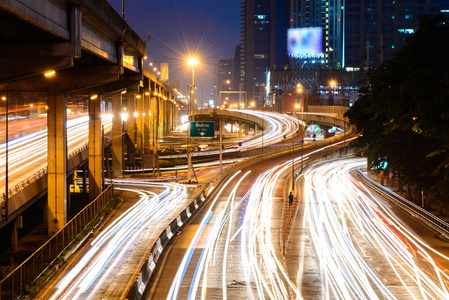 曼谷交通道路在晚上