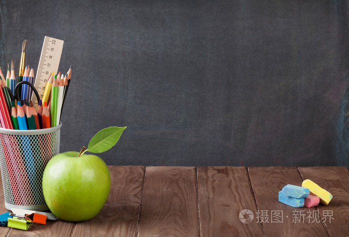 在教室里桌子上的学校和办公用品