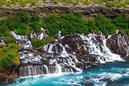 冰岛Hraunfossar瀑布在美丽的阳光明媚的夏日