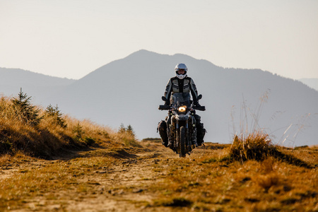 Motorbiker 在深山秋色旅行