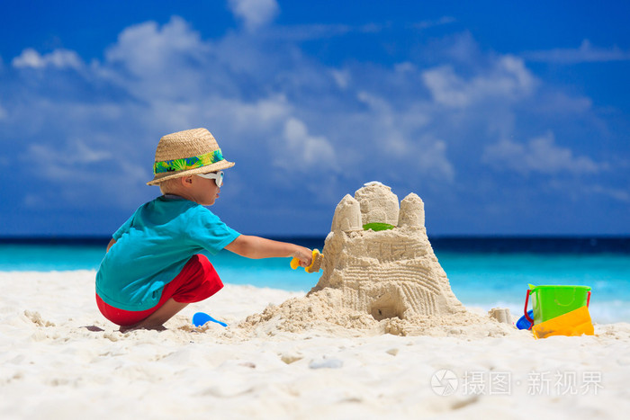 儿童修建沙城堡热带海滩上