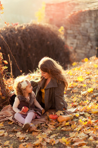 小女孩和她的母亲在秋天的公园