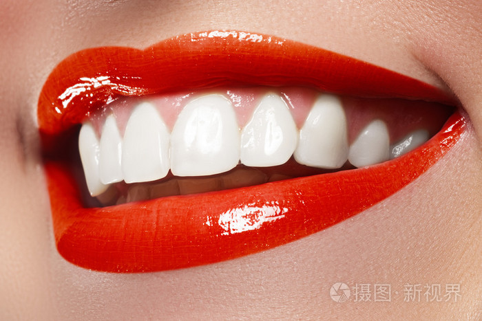 之前和之后漂白的完美笑容.牙科护理和美白牙齿