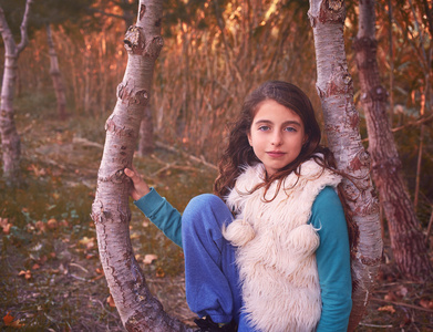 秋孩子姑娘轻松在秋天，拄着手杖的森林
