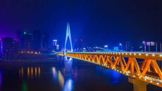 天际线具有里程碑意义的重庆嘉陵江大桥 