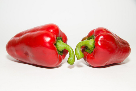 两个成熟的红辣椒上白色