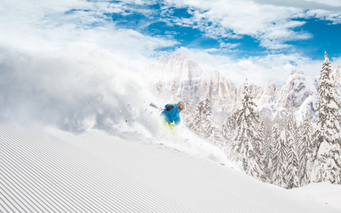 在高山滑雪下坡滑雪者