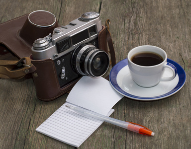 老相机 咖啡和笔记本上木柄