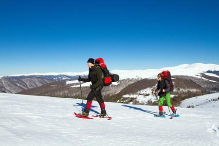 在山里徒步旅行带着背包和帐篷雪的冬天