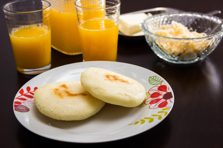 Arepa一个经典的早餐，在委内瑞拉，哥伦比亚，加那利群岛等