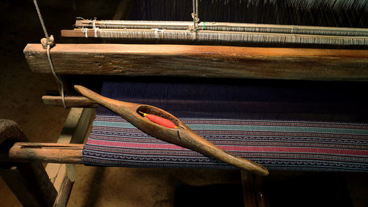 泰国丝绸。在织布机上织纱