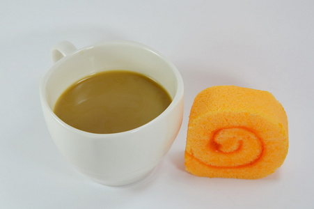 橙色蛋糕卷和咖啡