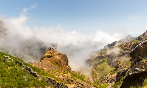 多云高山