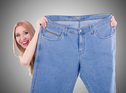 节食特大型牛仔裤的概念