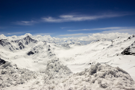 冰雪覆盖的高山河谷之间的山脉