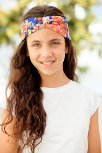 十几岁的女孩与一个花头巾
