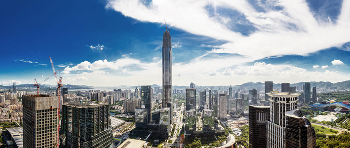 在一个现代化的城市的摩天大楼的全景视图
