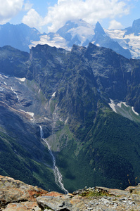 山峰 冰川和在 Dombay 地区的山谷