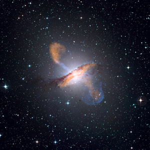 Ngc5128 是一个透镜状星系，在半人马座的星座