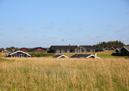 蓝天山中的丹麦避暑之家图片