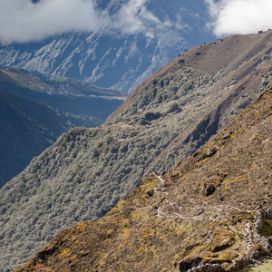 在 Khumbe 区域在喜马拉雅山高的路径