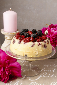 樱桃和黑莓的芝士蛋糕