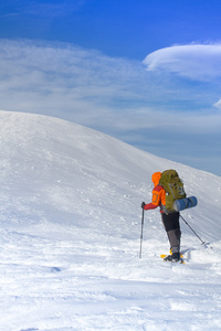 在山里徒步旅行带着背包和帐篷雪的冬天