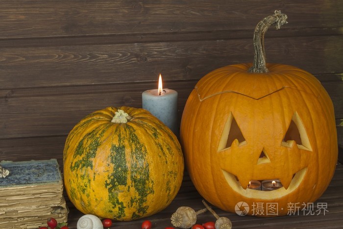 为万圣节做准备.头从一个南瓜雕刻在万圣节前夕.南瓜的传统.