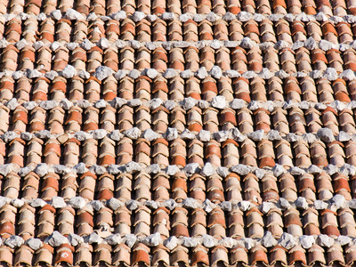在一个乡村的欧洲屋顶瓷砖线