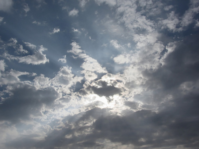 天空与巨人积雨云云和太阳射线通过