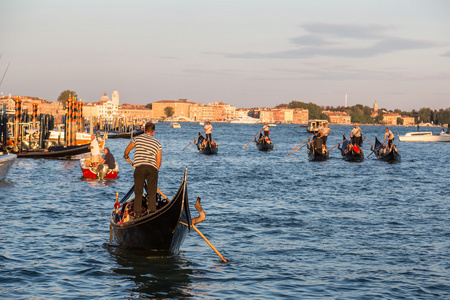 吊船在威尼斯的大运河上