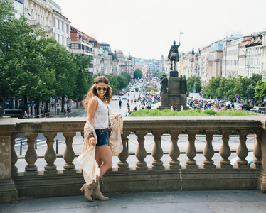 时髦的嬉皮士女游客在布拉格的文斯拉斯广场散步