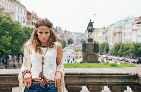波希米亚女游客站在布拉格的文斯拉斯广场