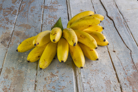 一群成熟的香蕉，木质的背景