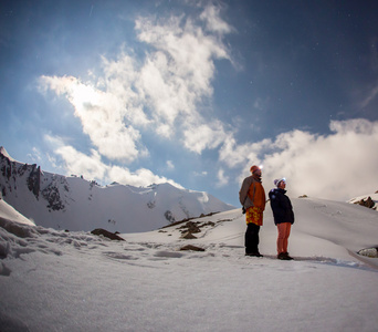 在山的滑雪假期对中间老年的夫妇