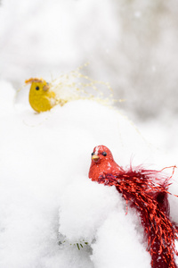 在雪中圣诞节玩具图片