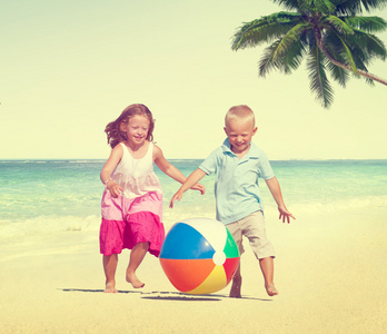 孩子们在海滩夏天概念