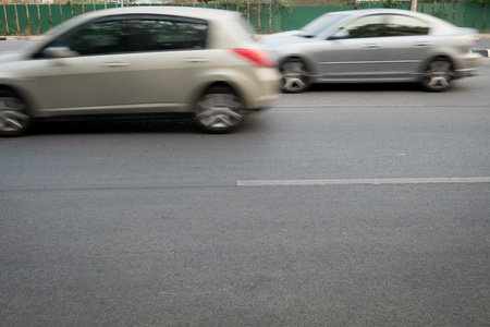 在道路上行驶的汽车快速运动模糊