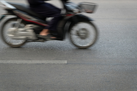 在道路上行驶的摩托车快速运动模糊