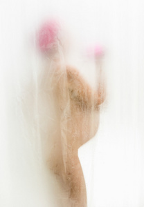 孕妇洗澡在窗帘的后面图片