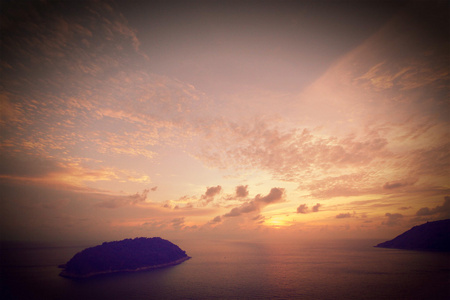 泰国海洋上空的美丽日出。复古的筛选器