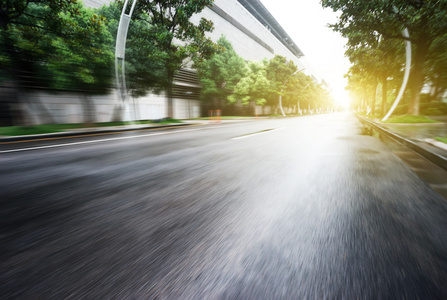 沥青路面的一个现代化的城市