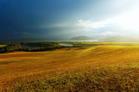 田园诗般的夏季景观, 有清澈的山湖和绿色黄色的草地。中欧地区